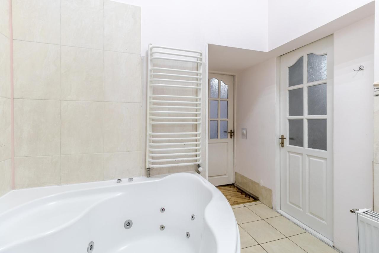 Striltsiv Apartment ลวีฟ ภายนอก รูปภาพ